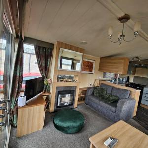 Η κουζίνα ή μικρή κουζίνα στο Rhyl Caravan with Veranda Egg Chairs & Garden
