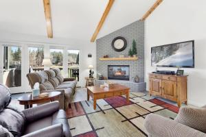 ein Wohnzimmer mit Sofas und Kamin in der Unterkunft Sunny Side Up - Golf & Ski Townhouse at Bear Mountain Resorts in Big Bear Lake