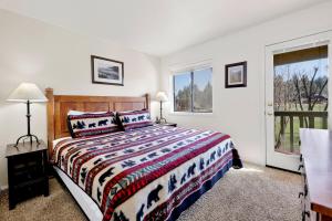 ein Schlafzimmer mit einem Bett und einem Fenster in der Unterkunft Sunny Side Up - Golf & Ski Townhouse at Bear Mountain Resorts in Big Bear Lake