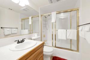 ein weißes Badezimmer mit Waschbecken und Dusche in der Unterkunft Sunny Side Up - Golf & Ski Townhouse at Bear Mountain Resorts in Big Bear Lake + 18 Fotos