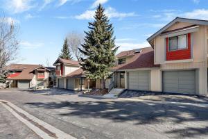 ein Haus mit einem Baum in der Mitte einer Straße in der Unterkunft Sunny Side Up - Golf & Ski Townhouse at Bear Mountain Resorts in Big Bear Lake