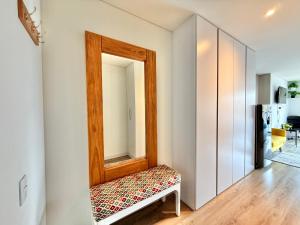 een spiegel op een bank in een kamer bij Loft Elegante y Centra en Bogotá in Bogota