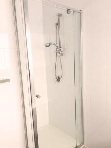 メルボルンにあるLight and Bright 2-bedroom Townhouse with Patioの浴室のガラス扉付きシャワー