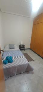sypialnia z łóżkiem w pokoju w obiekcie Habitación Individual en Vivienda Compartida w Walencji