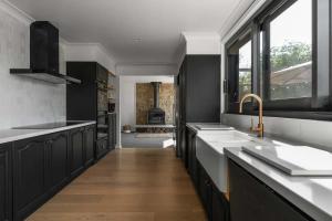 Η κουζίνα ή μικρή κουζίνα στο The Alpine House Pool Sauna and Basketball Court