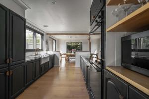 Η κουζίνα ή μικρή κουζίνα στο The Alpine House Pool Sauna and Basketball Court