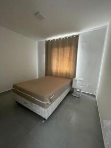 - une petite chambre avec un lit et une fenêtre dans l'établissement Ap em Juazeiro do Norte com dois quartos com cama de casal e ar condicionado, à Juazeiro do Norte