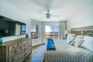 En eller flere senge i et værelse på Blu 201 - Luxury End-Unit & Amazing Oceanfront Views + 42 billeder