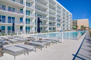 Swimmingpoolen hos eller tæt på Blu 201 - Luxury End-Unit & Amazing Oceanfront Views