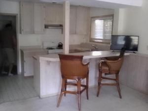 Dapur atau dapur kecil di Quiet Back Garden View Apartment