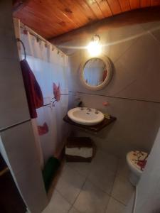 un piccolo bagno con lavandino e WC di Casa La Linda a Cortaderas