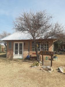 una casa di mattoni con un cartello di fronte di Casa La Linda a Cortaderas