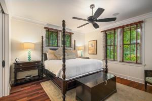 Katil atau katil-katil dalam bilik di Spacious 3 Bed 3.5 Bath Cottage in Poipu