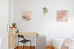 sypialnia z biurkiem i krzesłem obok łóżka w obiekcie Chic Double Room - Seconds to Transport & Shops at Killara - Shared Bathroom w mieście Killara