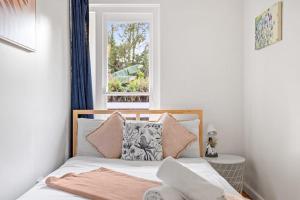 łóżko w pokoju z oknem w obiekcie Chic Double Room - Seconds to Transport & Shops at Killara - Shared Bathroom w mieście Killara