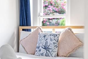 sypialnia z łóżkiem z poduszkami i oknem w obiekcie Chic Double Room - Seconds to Transport & Shops at Killara - Shared Bathroom w mieście Killara +31 zdjęć