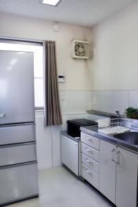 Kuchyň nebo kuchyňský kout v ubytování SAKURASAKUHotel 大人数 familyStayOK nearUSJ,Namba&Osaka