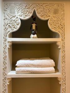 Un estante con una muñeca sentada encima. en Riad Villa Alain, en Nouaceur