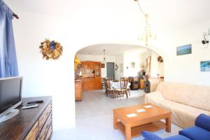 a living room with a couch and a table at Chalet Carrio Park 5B in Casas de Torrat