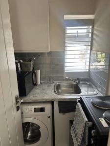 Η κουζίνα ή μικρή κουζίνα στο Double Room Ensuite in Croydon Family Home