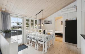 Χώρος καθιστικού στο Stunning Home In Jerup With Wifi