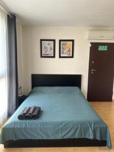 Un pat sau paturi într-o cameră la A studio-apartment in a newly built house.WIFI