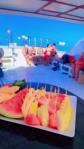 蓬塔卡纳Bluee Marine的桌子上放着一盘水果，上面插着蜡烛 更多32张照片