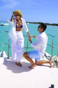 蓬塔卡纳Bluee Marine的站在船上的男人和女人