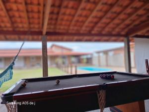 a pool table with balls on top of it at Recantto dos pássaros in São Pedro