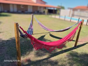 a hammock on a pole in a yard at Recantto dos pássaros in São Pedro