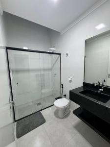 Bilik mandi di Hospedagens Brilho do Sol - Casa Guarany +14 gambar