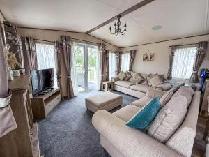 TV a/nebo společenská místnost v ubytování Stunning Caravan With Full Lake View At Southview Holiday Park Ref 33004Ml