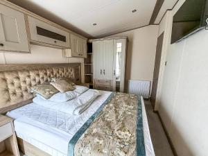 Postel nebo postele na pokoji v ubytování Stunning Caravan With Full Lake View At Southview Holiday Park Ref 33004Ml + 20 fotografií