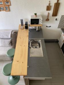 TV a/nebo společenská místnost v ubytování Charmant T2 avec Mezzanine La Marina Les Trois-Ilets