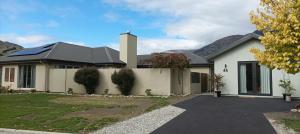 une maison avec une cheminée en haut dans l'établissement New 2 bedroom Holiday home with over 50 amenities in Queenstown, NZ, à Queenstown