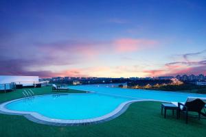 una gran piscina en la azotea de un edificio en Ascott Sunland Shanghai, en Shanghái