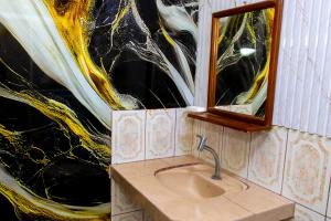 un baño con lavabo y espejo en Descubre el Paraíso en Isla Isabela Apartamento a un Paso de la Playa, en Puerto Villamil