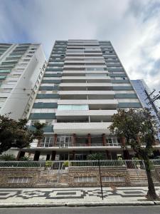 un grand immeuble d'appartements avec deux grands bâtiments dans l'établissement Apartamento Lindo com sacada vista mar! Pé na areia!!!, à Guarujá