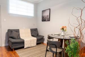a living room with a couch and a table at Cantinho na Praça in Serra Negra
