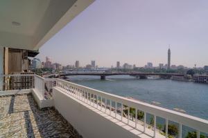 - Balcón con vistas al río y al puente en Adorable Apartment with stunning Nile view, en El Cairo