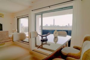 una sala de terapia con un espejo y una ventana en Adorable Apartment with stunning Nile view, en El Cairo