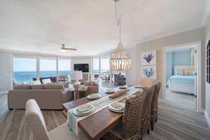 Televiisor ja/või meelelahutuskeskus majutusasutuses Belle Mer 1104 - Beach of Navarre Beach Luxury Retreat - Corner Condo with Gulf & Sound Views
