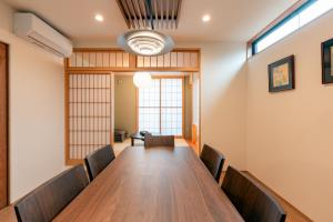una sala de conferencias con una mesa y sillas de madera en Takayama Showa no yado-B Modern Japanese-style villa with garden, excellent location, en Takayama