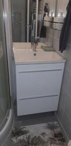 Koupelna v ubytování Charmant T2 avec Mezzanine La Marina Les Trois-Ilets + 20 fotografií