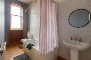 Koupelna v ubytování Family and Group Stay 2BR by Park Sleeps 7