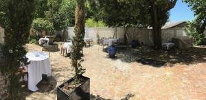 Κήπος έξω από το The Rooster Restaurant and Jamison Guesthouse