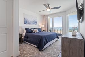 Un dormitorio con una cama y un balcón con vista al mar. en Blu 202 - Modern Oceanfront Luxury - Free Beach Service - Must See!, en Fort Walton Beach 50 fotos más