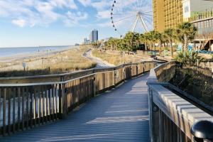 默特尔比奇Oceans One Resort 11th Floor Oceanfront Luxury Condo的海滨木板路,带摩天轮