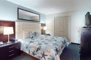 默特尔比奇Oceans One Resort 11th Floor Oceanfront Luxury Condo的配有床和电视的酒店房间 更多30张照片