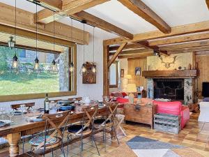 ein Wohnzimmer mit Tisch und Kamin in der Unterkunft Chalet authentique, 15 pers, proche pistes, parking privé - FR-1-267-313 in La Toussuire